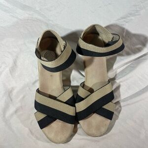 Charleston Shoe Co. Bahama Sandals Black and tan Size 7. 1.75” Heel Slip on